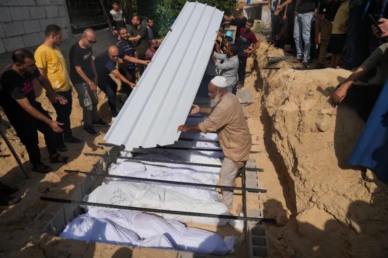 الكلاب تنبش قبور شهداء غزة والمقابر تعجز عن استيعاب الضحايا