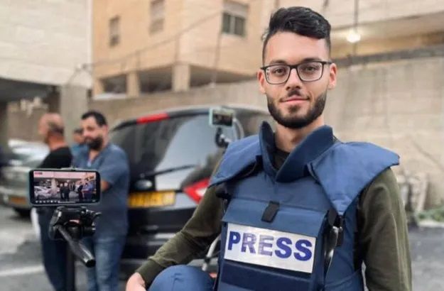 والدة الصحفي حاتم حمدان: الاحتلال يعتقله إداريا بسبب عمله الصحفي