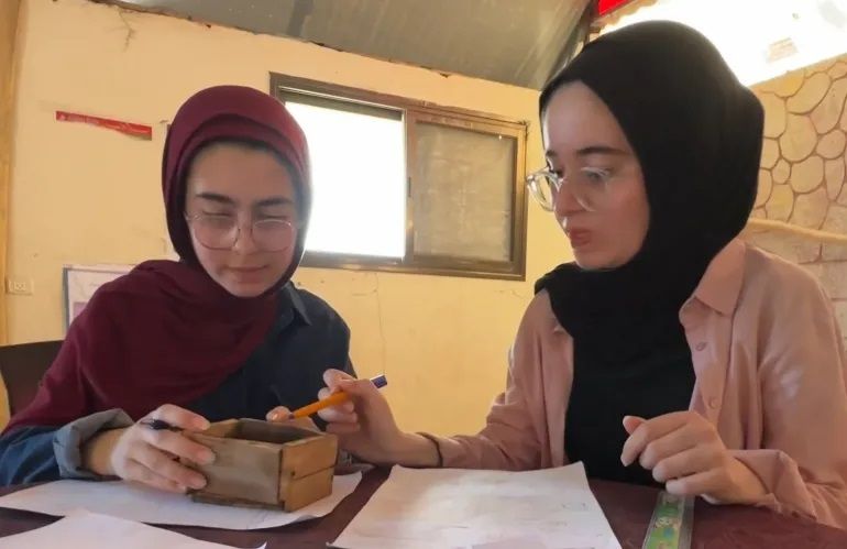 شقيقتان من غزة تحصدان جائزة عالمية بابتكار لإعادة تدوير الركام