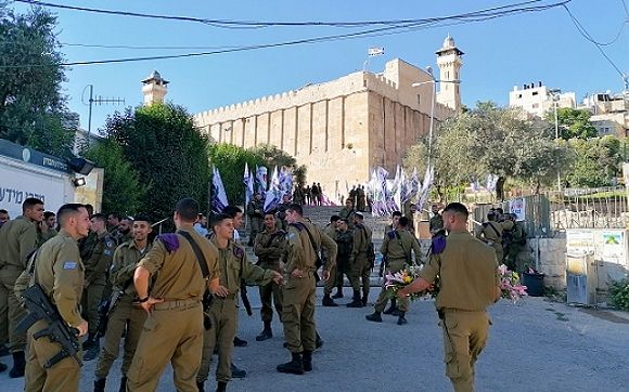 الاحتلال يغلق المسجد الإبراهيمي في الخليل ويجبر حراسه على المغادرة