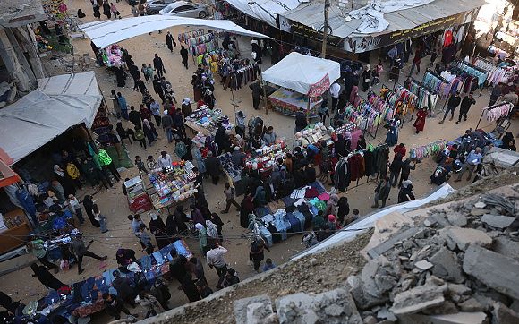 أسواق غزة خاوية من كسوة العيد والأسر تكافح لتأمين البقاء
