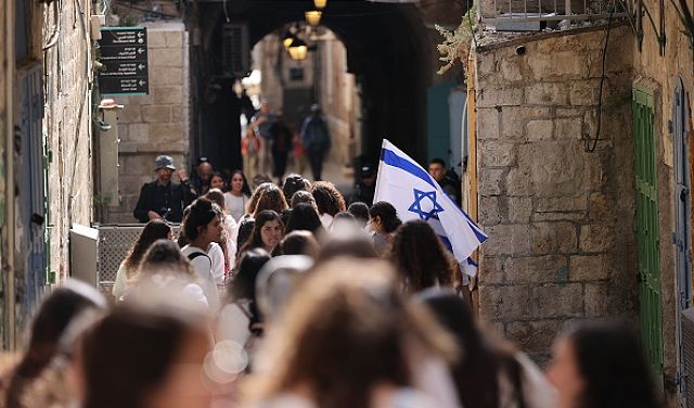 اقتحامات واسعة للأقصى ومسيرة الأعلام بالقدس وتحذيرات من فرض واقع جديد
