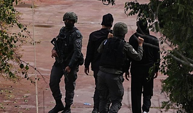 اقتحامات واعتقالات بالضفة ومستوطنون يحرقون أراضي زراعية