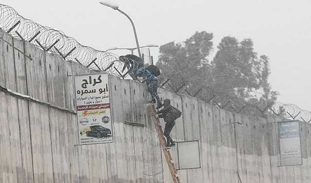 لقمة العيش القاتلة.. جدار الفصل العنصري مصيدة موت للعمال الفلسطينيين