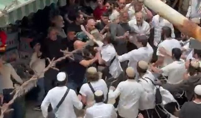 مستوطنون يهاجمون المصلين في حي الوادي ويعتدون عليهم بالضرب 