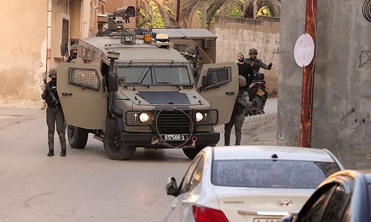 الاحتلال يشن مداهمات ويعتقل شابين في نابلس بزعم التخطيط لعملية