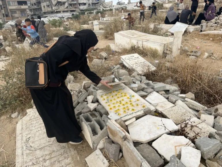بين القبور وخيام النزوح.. أمهات الشهداء يحيين العيد بمرارة الفقد