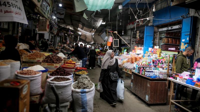 اقتصاد تحت النار.. كيف دفعت الحرب غزة إلى الفقر الجماعي؟