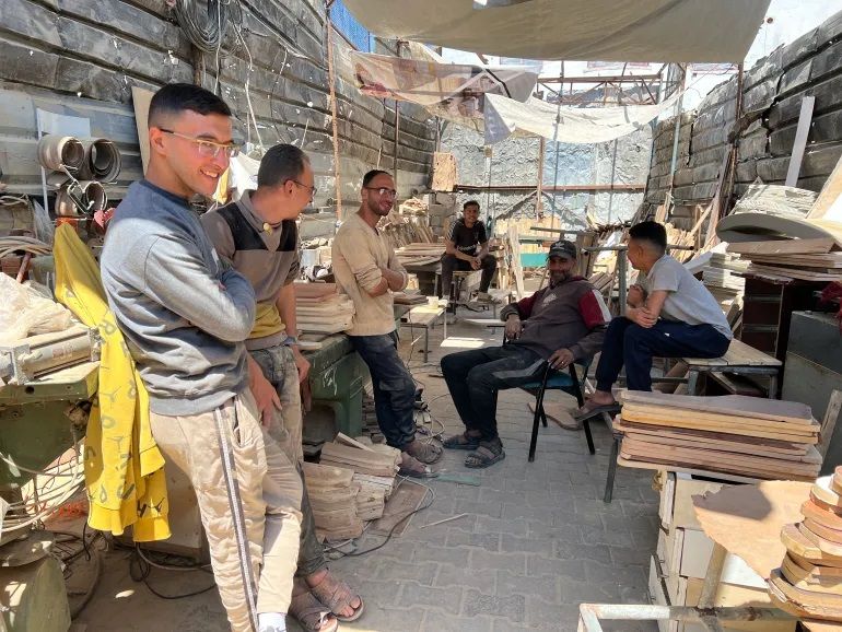 نجّارو غزة يعيدون تشكيل الحد الأدنى للحياة من مخلفات الحرب والمساعدات