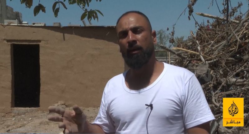 غزي يبني مأوى من الطين.. إعمار غائب ومعاناة متواصلة
