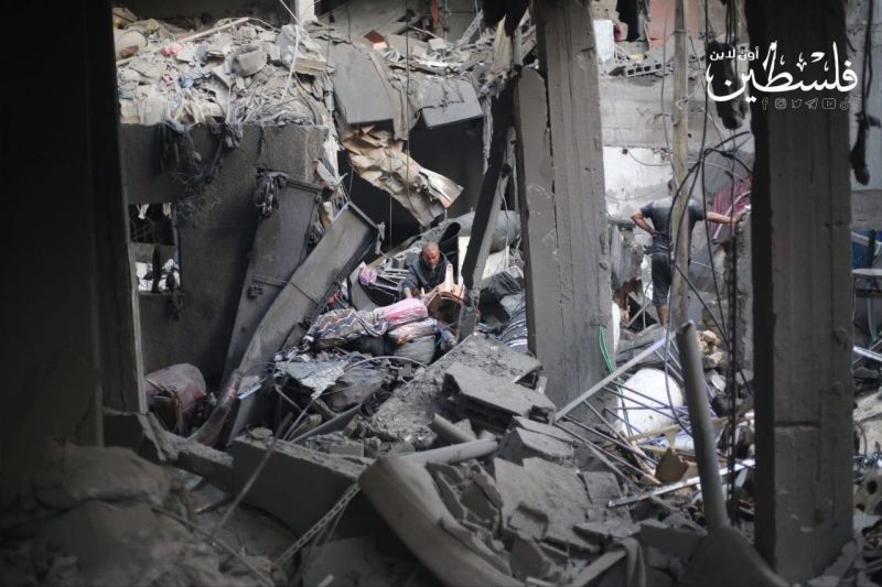 قصف منزل في مخيم الشاطئ.. نزوح متجدد وقهر لا يتوقف