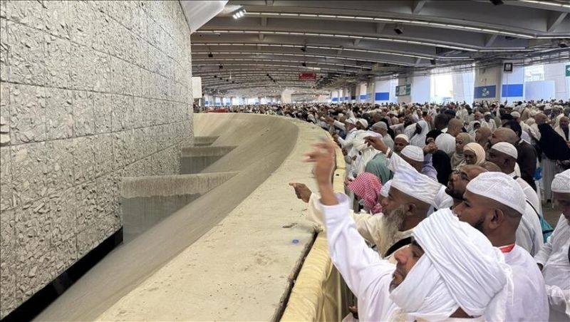 الحجاج يبدؤون رمي الجمرات وذبح الأضاحي في أول أيام العيد