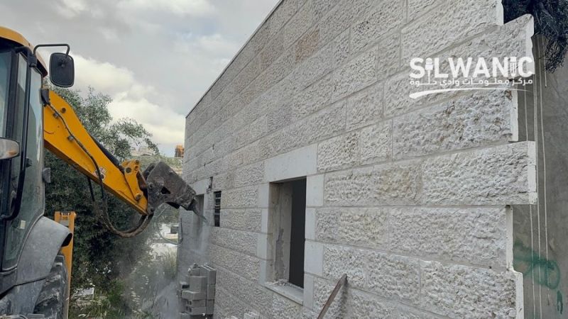 الاحتلال يجبر مقدسيا على تفريغ منزله في أم طوبا تمهيدًا لهدمه قسرًا