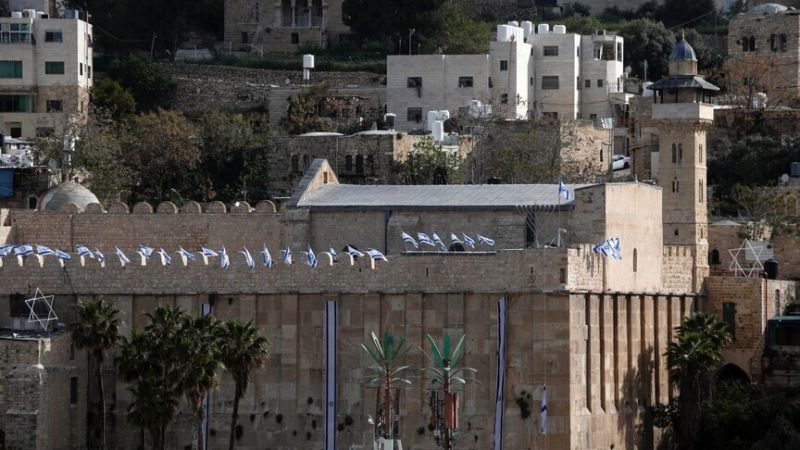محافظ الخليل: الاحتلال يسعى لفرض سيطرة كاملة على المسجد الإبراهيمي وتغيير معالمه