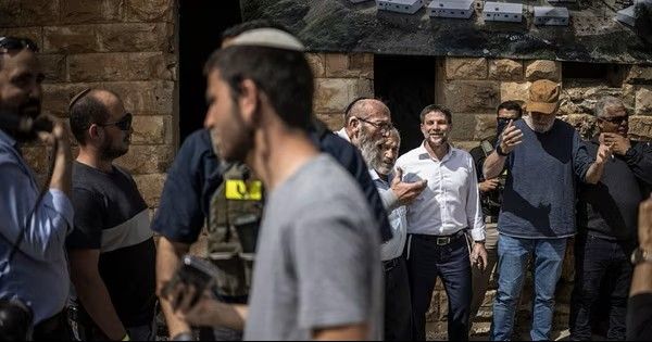 سموتريتش يشارك المستوطنين طقوساً استفزازية بالخليل