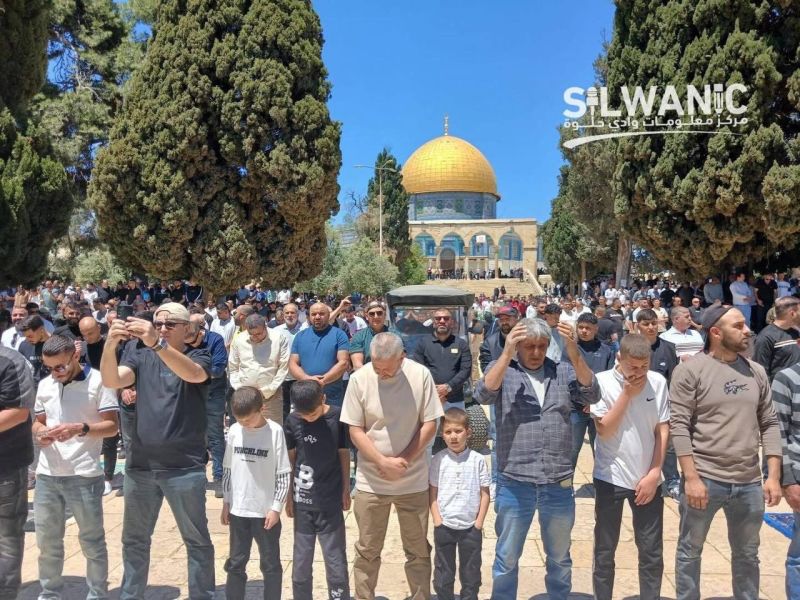عشرات الآلاف يؤدون صلاة الجمعة في الأقصى رغم قيود الاحتلال