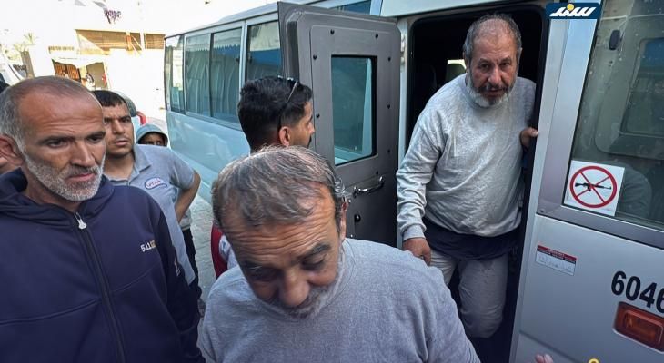 الاحتلال يفرج عن 13 أسيراً من غزة بحالة صحية مزرية