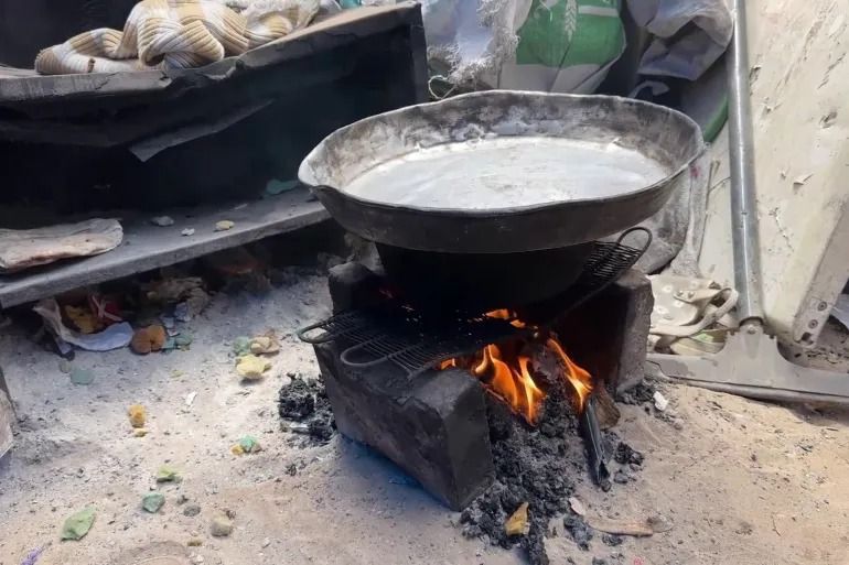 أزمة غاز خانقة في غزة تدفع النازحين لحرق النفايات لإعداد الطعام