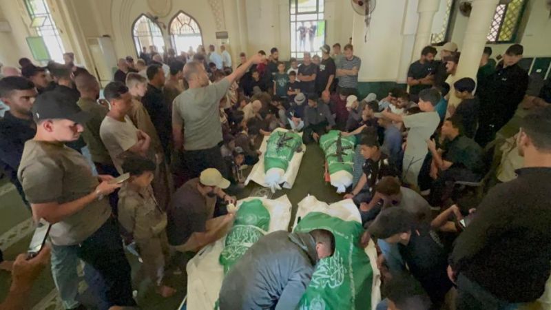 جماهير غزة تشيّع القائد محمد عودة وأسرته