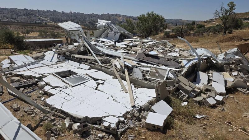 الاحتلال يهدم منزلاً في بيت حنينا ويشرّد 10 أفراد من عائلة مقدسية