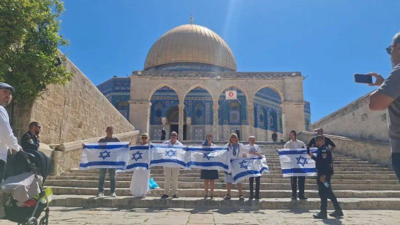 مستوطنون يقتحمون المسجد الأقصى ويؤدون طقوساً استفزازية بحماية شرطة الاحتلال