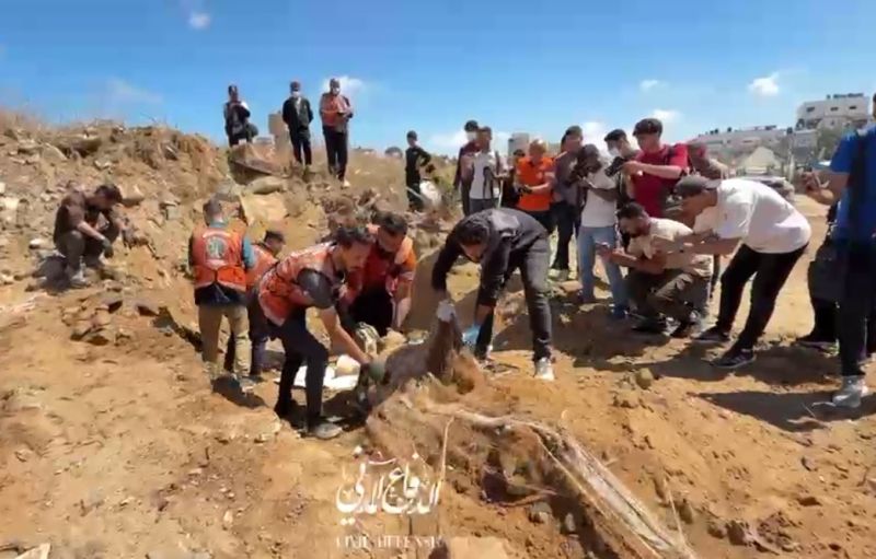 انتشال رفات 40 شهيدًا ونقلهم من مقبرة الشيخ رضوان