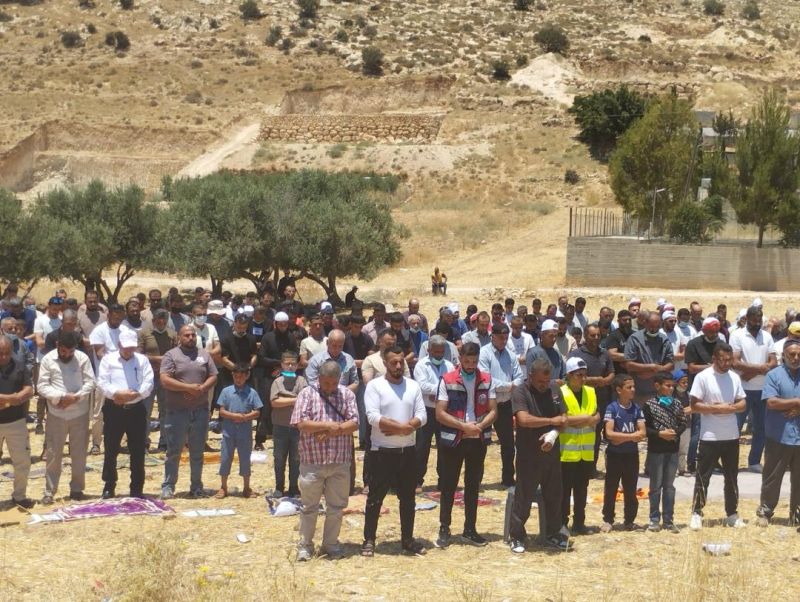 مئات الفلسطينيين يؤدون صلاة الجمعة بأراضٍ مهددة بالاستيلاء في الخليل