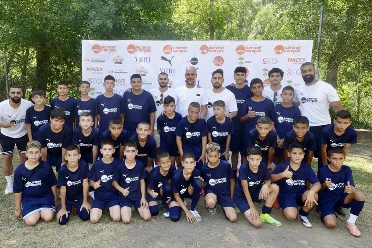تضامنا مع غزة.. غوارديولا يستضيف 28 طفلًا فلسطينيًا بمعسكره الصيفي