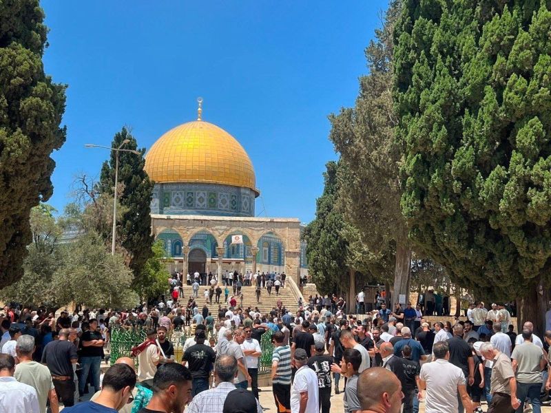 عشرات آلاف الفلسطينيين يؤدون الجمعة في الأقصى رغم قيود الاحتلال