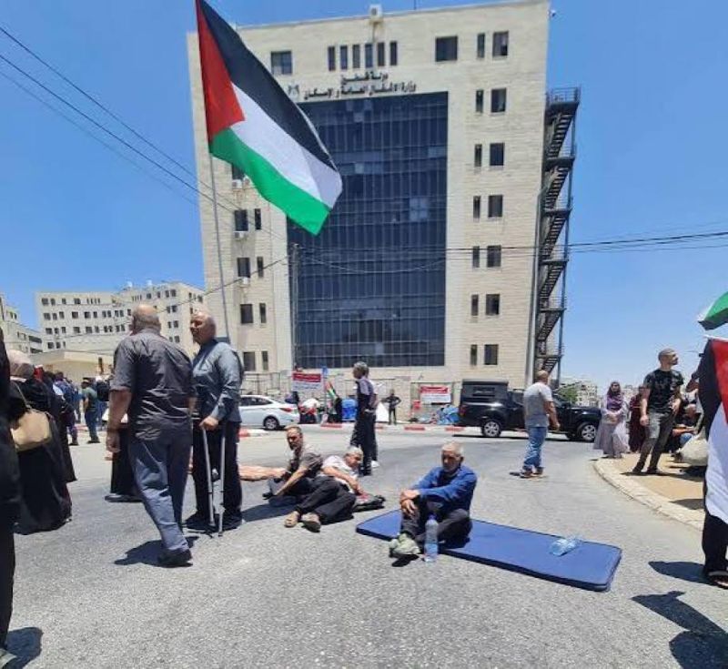 بين المفاوضات والاعتصام .. الجرحى وذوو الشهداء والأسرى يواجهون قرار السلطة قطع رواتبهم
