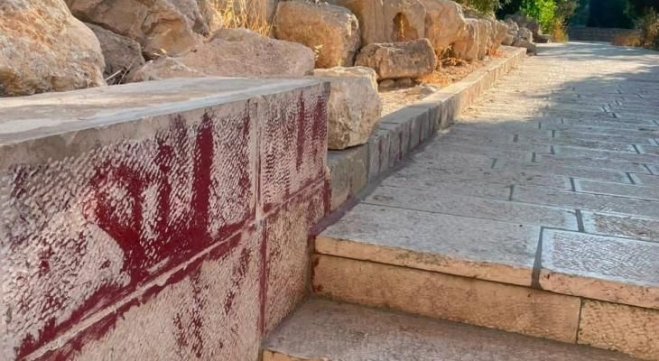 مستوطنون يدنسون حجارة الأقصى بشعار المخلّص المزعوم