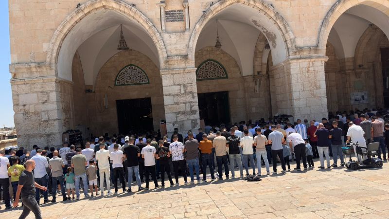 عشرات الآلاف يؤدون صلاة الجمعة في الأقصى رغم تضييقات الاحتلال