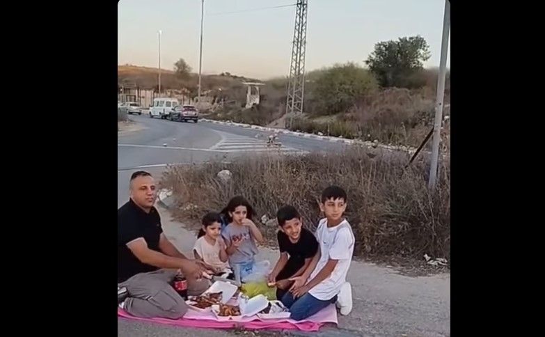 حاجز يفصل أباً عن أطفاله.. الاحتلال يحوّل اللقاء العائلي إلى وجبة على قارعة الطريق