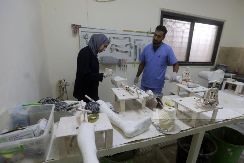 مركز الأطراف الصناعية بغزة.. أمل المبتورين رغم شح الموارد والحصار