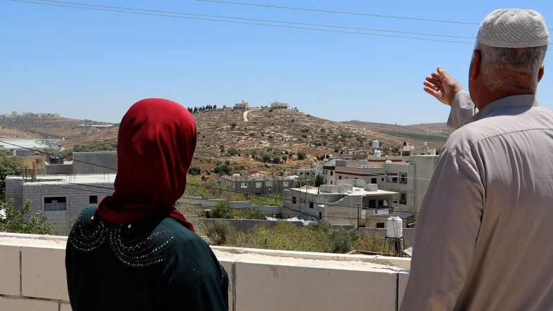 بين نار الحصار ومرارة الفقد.. إجرام المستوطنين يهجّر عائلة الطوباسي