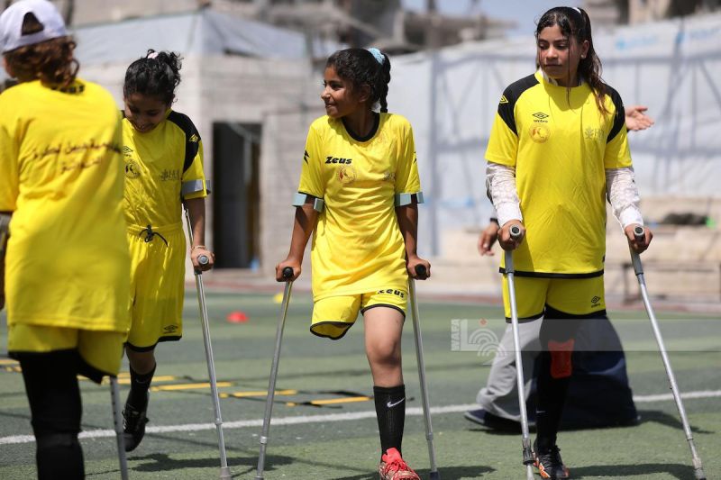 أطفال غزة مبتورو الأطراف يعيدون بناء أحلامهم بكرة صغيرة