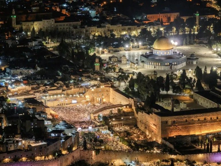 نتنياهو وآلاف المستوطنين يقتحمون حائط البراق في القدس