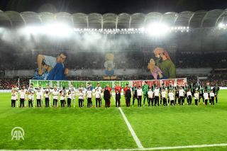 جماهير قونيا سبور التركي تستقبل المنتخب الفلسطيني بتيفو للشهداء وذكرى الدرة
