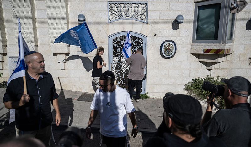 بريطانيا تهدد بطرد 27 دبلوماسياً إسرائيلياً بسبب قنصليتها في القدس