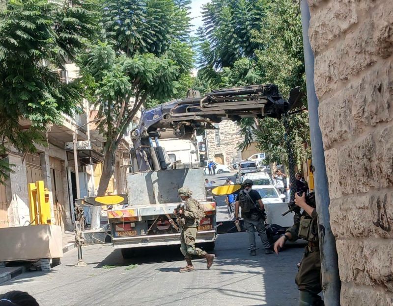 3 بوابات حديدية.. الاحتلال يشدد الخناق على البلدة القديمة بالخليل