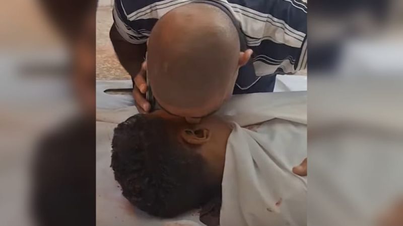 حقيبته لم تفارق ظهره.. الاحتلال يقتل الطفل محمد أبو حماد في طريق عودته من المدرسة