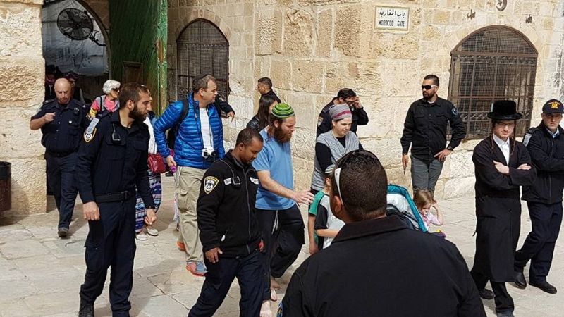 مئات المستوطنين يقتحون المسجد الأقصى