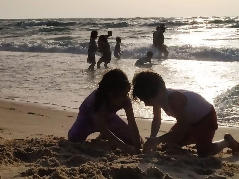 المتنفس الأخير… بحر غزة يحتضن آلاف النازحين الهاربين من حر الخيام