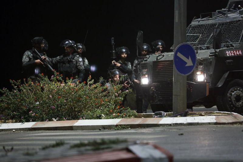 الاحتلال يعتقل 13 مواطنا ويدمر مدرسة واعتداءات للمستوطنين في الضفة
