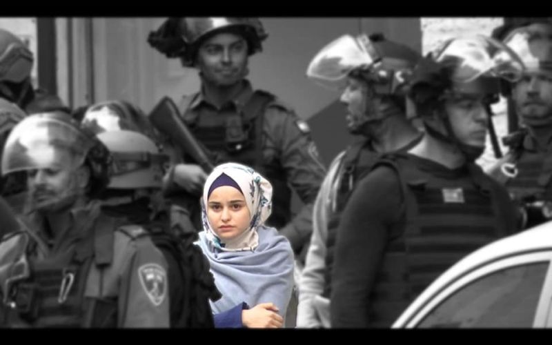 قوات الاحتلال تنكل بفتاة وتنزع حجابها على أبواب الأقصى