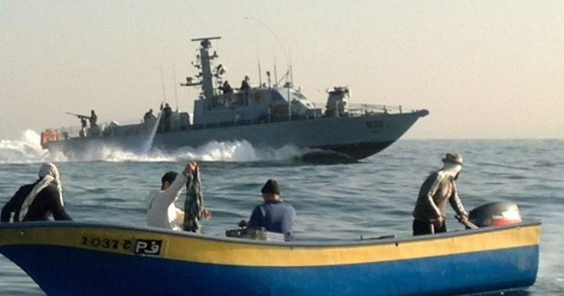 إصابة صياد بجروح خطيرة برصاص الاحتلال في بحر دير البلح