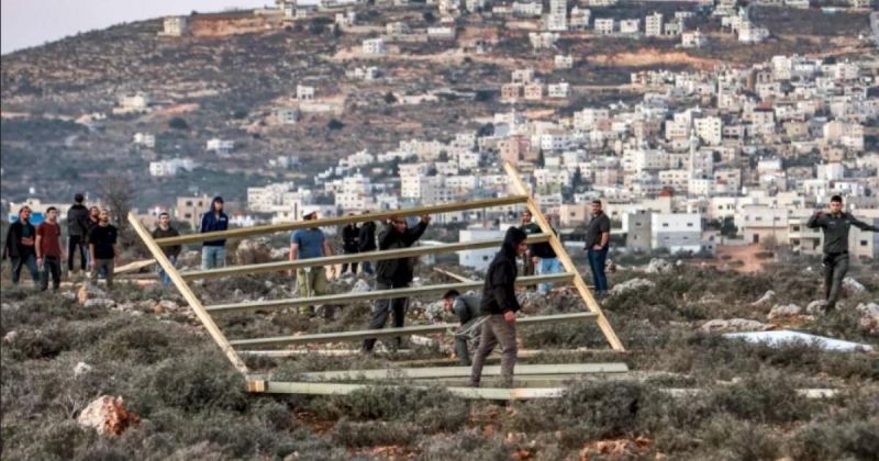 مستوطنون يقيمون بؤرة استيطانية على أراضي بلدتين شرق رام الله