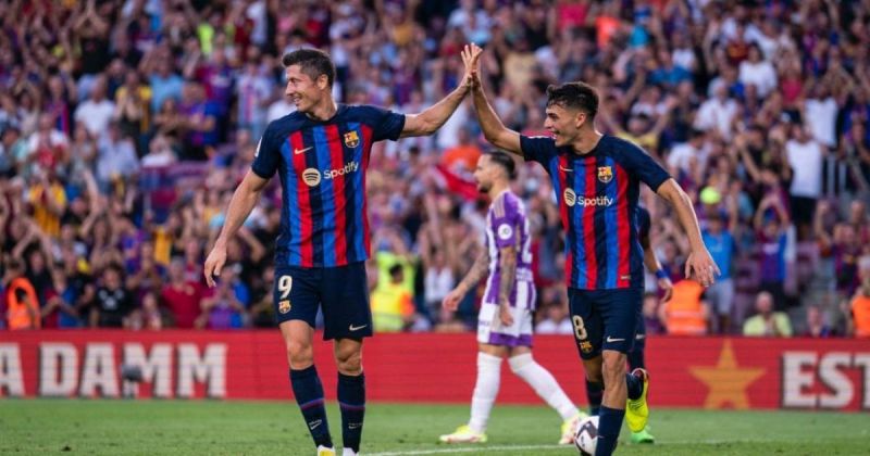 من هو معلق الكلاسيكو اليوم؟ الكشف عن هوية واصف قمة برشلونة وريال مدريد