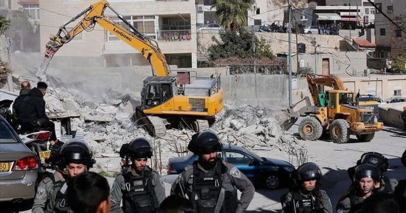 الاحتلال يجبر مواطنا على هدم مزرعته في المغير شرق رام الله