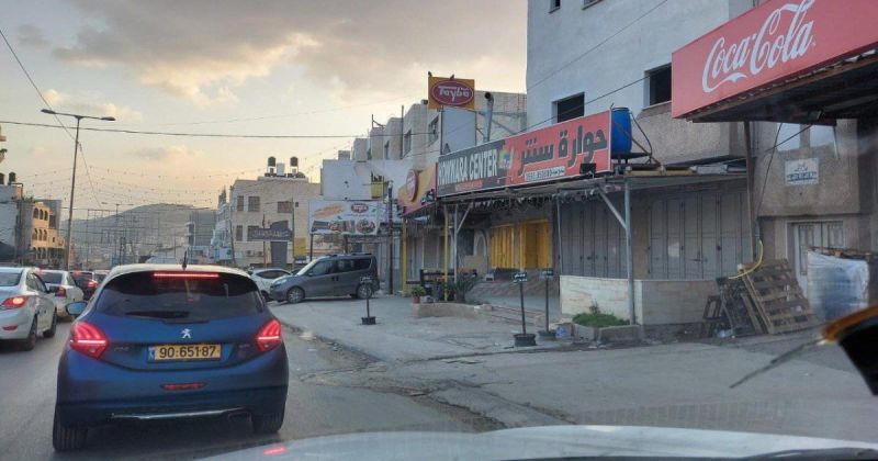 الاحتلال يجبر أصحاب المحال التجارية في حوارة على إغلاقها